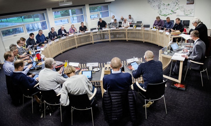 Kommunalpolitikere som her i Hedensted Byråd kan have mange gode grunde til at anerkende forvaltningens hjælp og indsatser. Men bliver rosen for demokratisk og upræcis, gør den næppe indtryk på medarbejderne, skriver Maria Steno.