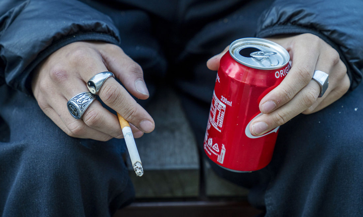 Det er blandt andet med til at skabe utryghed, hvis alle ved, at der bliver røget på skolens område, skriver Jon Valdemar Andersen. Han vil have lærerne på banen i kampen for at gøre god opførsel attraktiv for børn og unge. Også i frikvarterne. Billedet her er taget udenfor Frederiksberg Gymnasium.