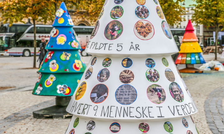 Der skal arbejdes konkret med verdensmålene, og det vil snart kunne mærkes ude i kommunerne, skriver Maria Steno. Billedet er fra Kongens Nytorv, hvor udstillingen Happy X-mas Trees i oktober afslørede, hvordan børn fra hele verden vil pynte deres verdensmålstræ.