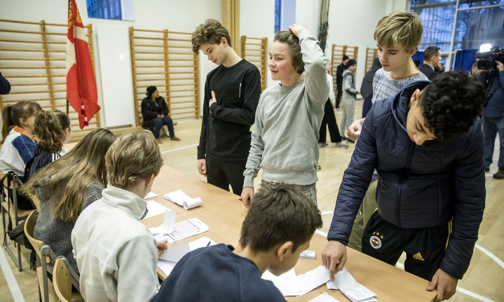 Stolte over at blive spurgt og bevidste om det ansvar, der følger med politisk indflydelse. Sådan oplever Torsten Gejl de nye og kommende vælgere, han møder på landets skoler og gymnasier. Billedet er fra Skolevalg 2019 på Øster Farimagsgade Skole.