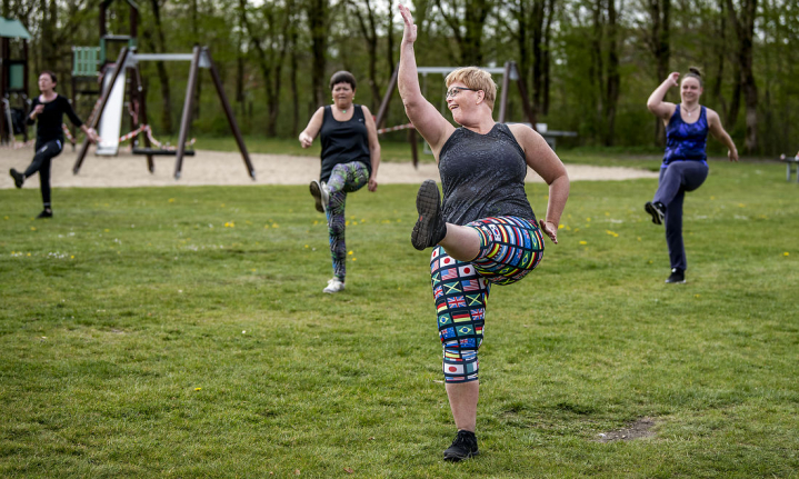 Corona har lært danskerne at værne om sammenholdet kaste sig ud i nye former for adfærd, som damerne her, der for et par uger siden mødtes på en sportsplads for at danse zumba. Den evne kan bruges til at løse mange kriser, skriver Niels Ågesen.