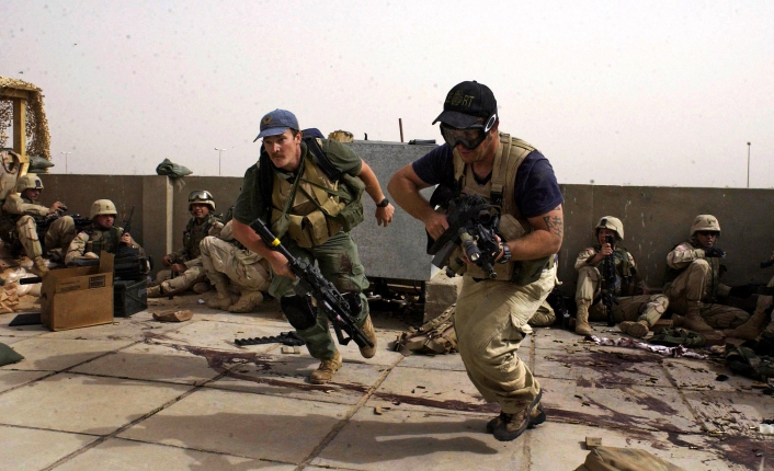 Iraq US Blackwater<br />Ansatte hos Blackwater assisterer amerikanske og spanske soldater i Najaf, Irak, i 2004. Foto: AP/Gervasio Sanchez<br />