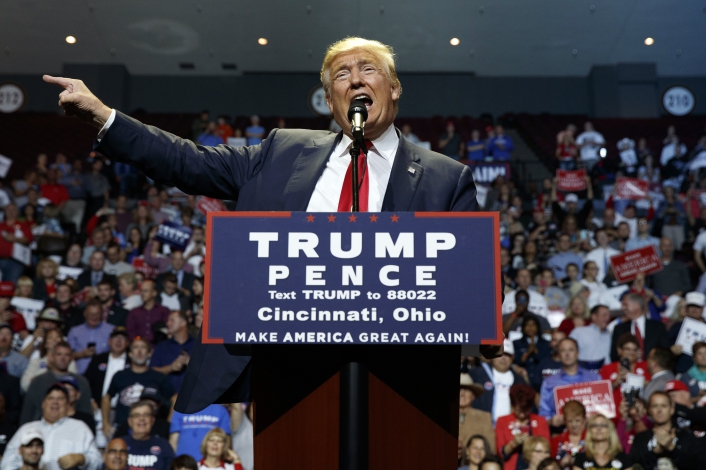 Donald Trump<br />“Trump udbasunerer det demokratiske forfald, der er lige så gammelt som demokratiet selv, ovenikøbet med selvglad mine, en sølvske i røven og verdenshistoriens mest åndssvage frisure. Men der er ikke nogen demokratiske problemer i det udover dem, der altid har eksisteret, skriver Anders Hougaard.
Evan Vucci / AP Photo<br />