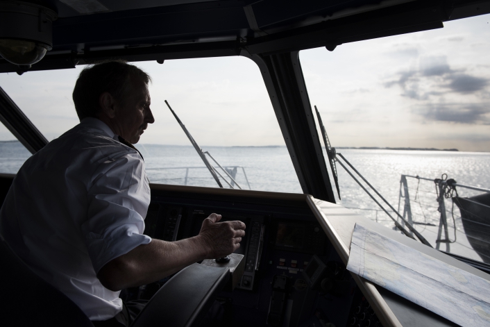 Reportage fra Samsø-færgen<br />Inden 2020 skal der sejle kaptajnløse skibe rundt i de indre danske farvande. Men vil vi ikke hellere have en rigtig levende kaptajn end nøjes med Kaptajn Computer, spørger Anders Kjærulff.
Foto: Joachim Ladefoged / Polfoto arkiv <br />