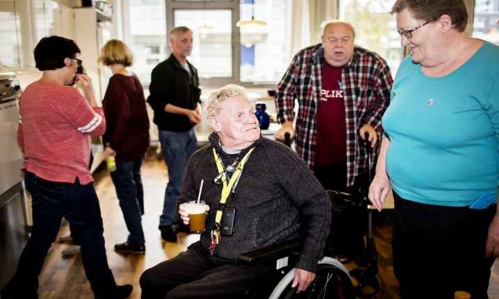 En god leder graver ikke grøfter mellem universitetsuddannede medarbejdere og såkaldt “fagprofessionelle som for eksempel sygeplejersker og lærere, skriver kronikøren. Akademiske og ikke-akademiske ledere får derimod meget ud af at komme på lederkurser sammen.