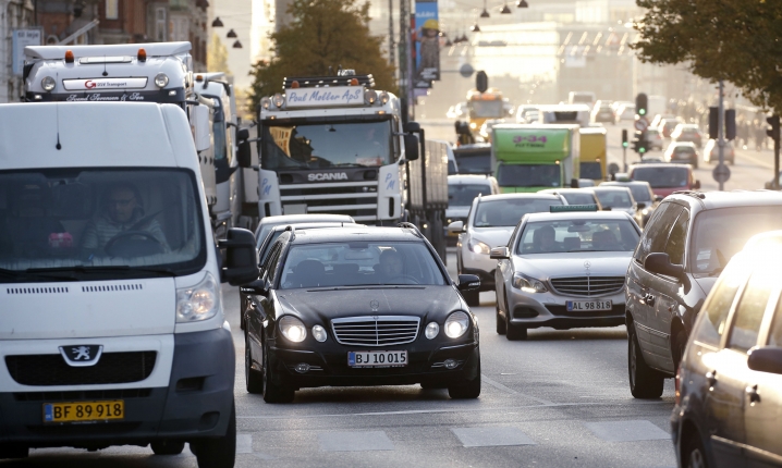 Parkeringsafgifter og roadpricing skal få flere biler ud af byen, mener Alternativet.