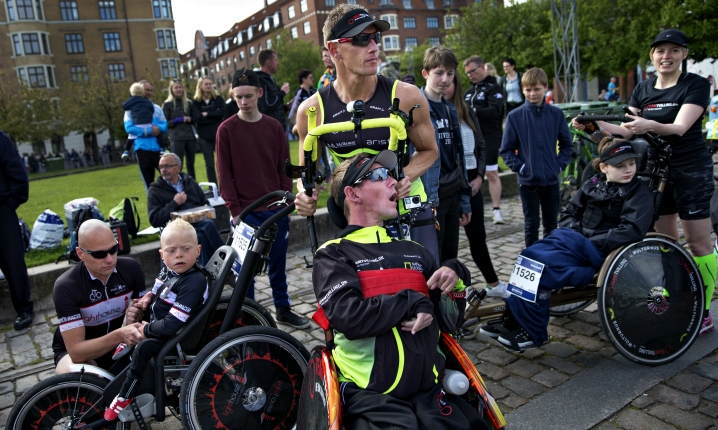 Familien står med en alt for stor del af ansvaret, påpeger kronikøren. Billedet viser Steen Mondrup og hans spastisk lammede tvillingebroder Peder Mondrup, der blev kendt som Team Tvilling, da de udlevede drømmen om at gennemføre en fælles Ironman.