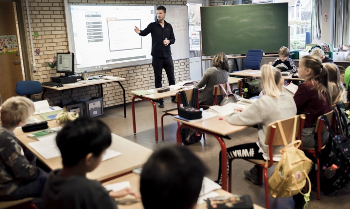 Når socialrådgiveren, sygeplejersken og skolelæreren skal tilpasse sig nye roller, som kræver nye kompetencer, bør kommunerne stå sammen og trække på hinandens erfaringer, pointerer kronikørerne fra COK.