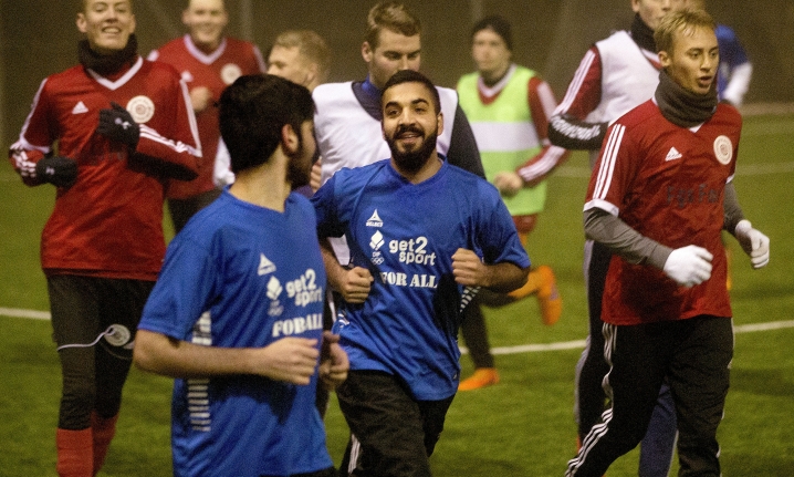 Med de rigtige medlemmer og god opbakning fra det kommunale system kan integrationsrådene blive værdifulde medspillere i integrationsindsatsen, skriver Nanna Margrethe Krusaa. Billedet stammer fra Lyngby, hvor Lundtofte Boldklub sidste år oprettede et fodboldhold for syriske flygtninge.