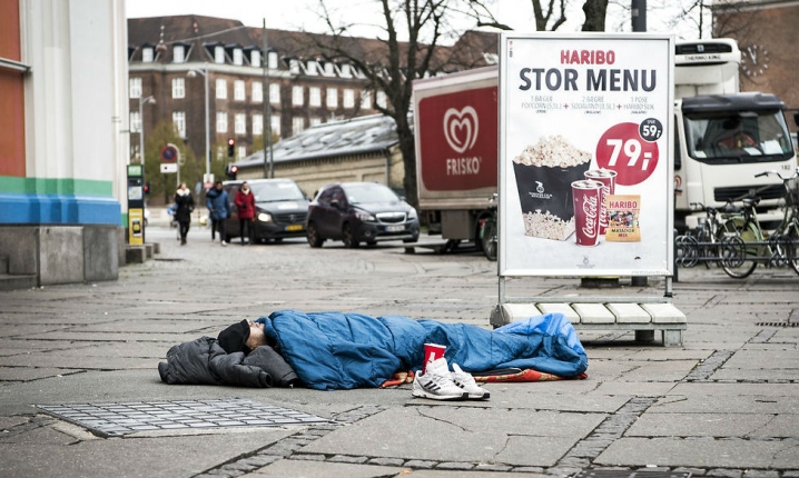 Kontrasten mellem armodet på gaden og det travle pulserende byliv er blevet skarpere, skriver kronikøren.