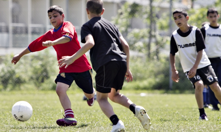 Udsatte børn kan finde stærke fællesskaber i for eksempel fodboldklubber, hvis frivillige og offentlige kræfter arbejder sammen. Arkivfoto.