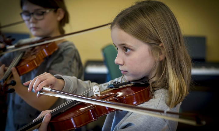 Kommuner, der satser på udvikling af unge talenter indenfor musik, design, scenekunst, litteratur, kunsthåndværk, billedkunst, arkitektur og film, kan nu få status som talentkommune og opnå støtte til at udvikle indsatserne. Billedet er fra Musikskolen Struer.