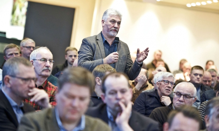 Nogle politikere mener, alle synspunkter skal høres, inden en vigtig beslutning træffes. Andre mener, det er vigtigt at skære igennem. Syddansk Universitet har lavet en undersøgelse, der afslører, hvilke personlighedstræk, der har betydning for, hvordan politikere tackler kendte dilemmaer. For eksempel om det er vigtigere at vise handlekraft og træffe hurtige beslutninger end at lytte til alle synspunkter som her på et borgermøde i Tønder.