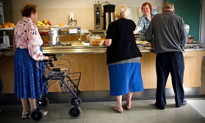 Frivillige i ældreplejen kan blandt andet være med til at bekæmpe ensomhed blandt de ældre. Men det professionelle plejepersonale kan være udfordret på at udnytte de frivilliges ressourcer optimalt, skriver kronikøren.