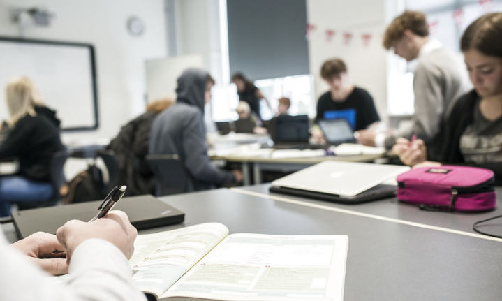 Vi spilder i dag ti procent af hele investeringen i skolen, fordi eleverne sidder i hinandens bøvser og dunsten af makrelmadder, skriver iværksætter og ingeniør med speciale i indeklima.