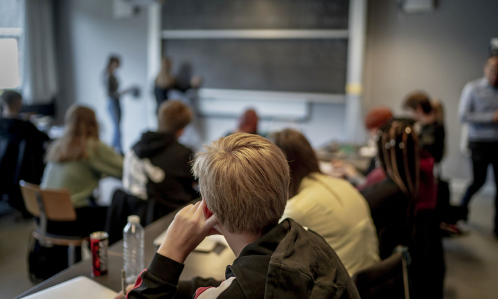 15 gymnasier har eksperimenteret med karakterfri 1. g. Det har været godt for elevernes trivsel, sammenhold og gåpåmod, men fornyelse af læringskulturen kræver, at der sættes meget bredere ind overfor både lærere og folkeskoler, konkluderer Danmarks Evalueringsinstitut, EVA, i ny rapport.