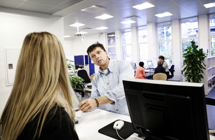 Billeder af rådgivning og socialsager i Holbæk Jobcenter<br />Jobcenterledelser må skabe rum for, at medarbejderne får mulighed for at erfare, træne og lære kommende reformer, love og tilgange på beskæftigelsesområdet, skriver kronikør Marja Elverhøj, der er chefkonsulent i COK og tidligere leder i Jobcenter Slagelse og Kalundborg. Foto: Das Buro<br />