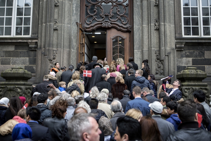 Statsborgerskabsdagen fejres på Christiansborg<br />Her fejres statsborgerskabsdagen på Christiansborg. Men at være borger i Danmark kan være forbundet med krænkelser af fundamentale rettigheder, mener tidligere borgmester Uffe Thorndahl (K), der skyder med skarpt mod offentlige myndigheder.<br />