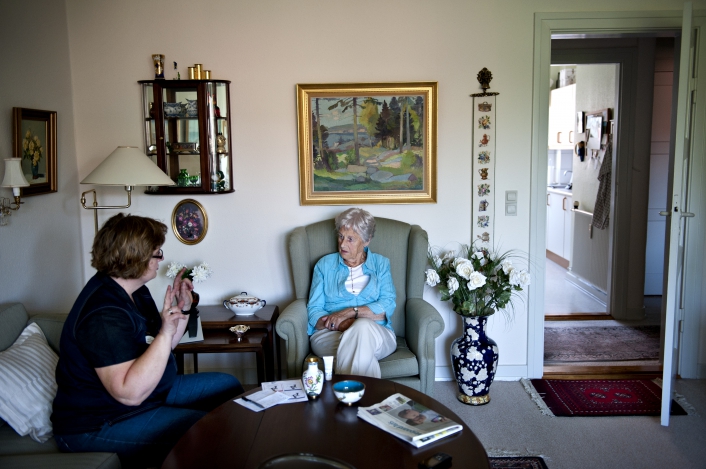 Reportage - Aalborg Kommunes forebyggende enheder<br />Man kan forbedre ældreplejen ved at skrue på nogle knapper, der ikke nødvendigvis får udgifterne til at eksplodere. Bedre netforbindelser, meningsfuld dokumentation og synlig ledelse er nogle af dem, skriver SOSU-assistent Christina Böttcher Juel Andersen
Foto: Liv Høybye / Polfoto arkiv<br />